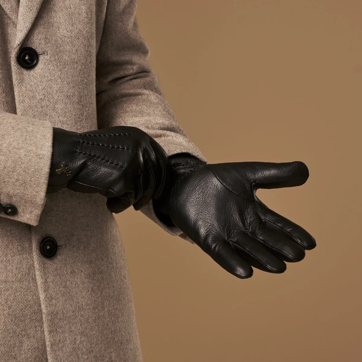 Hunter (black) – goatskin leather gloves with lambswool lining & touchscreen feature